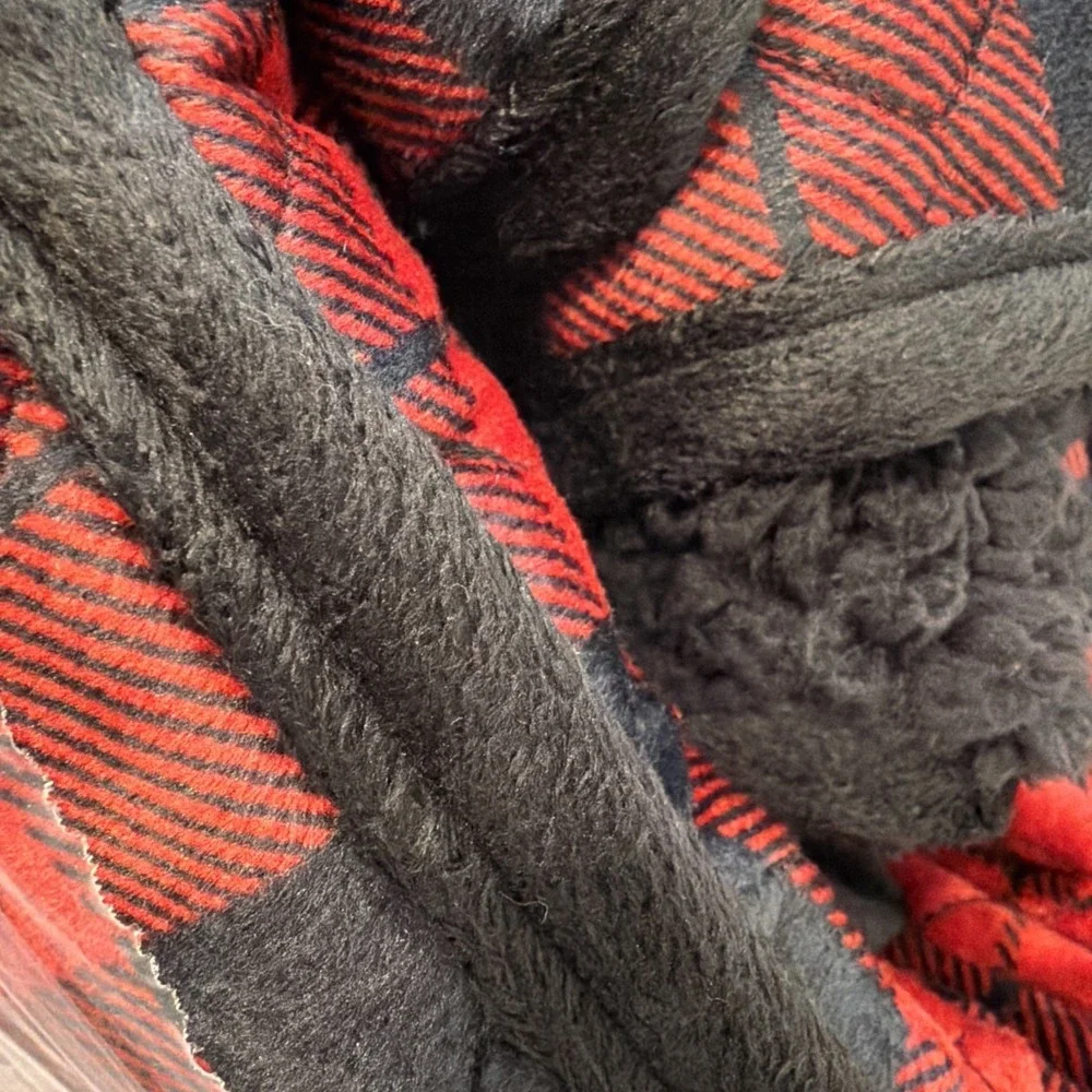 New‎ Cuddl Duds King size Cozy Soft comforter Red/Black Plaid faux fur